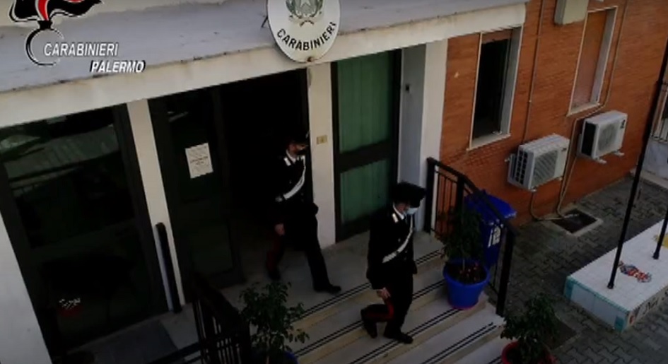Indagano i carabinieri per rapina a farmacia