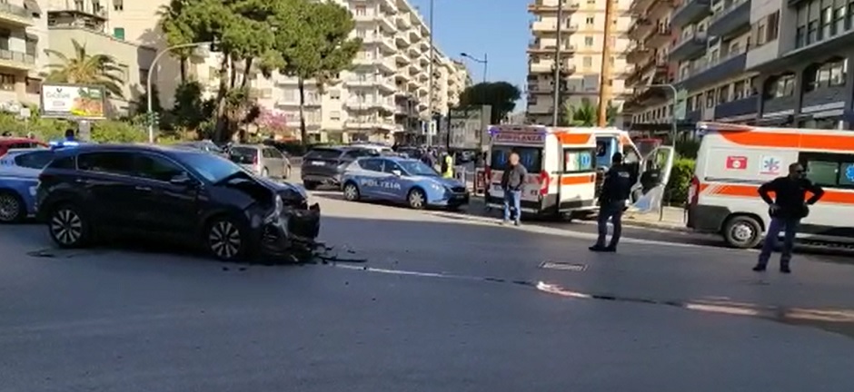 Scontro tra auto e ambulanza in centro a Palermo