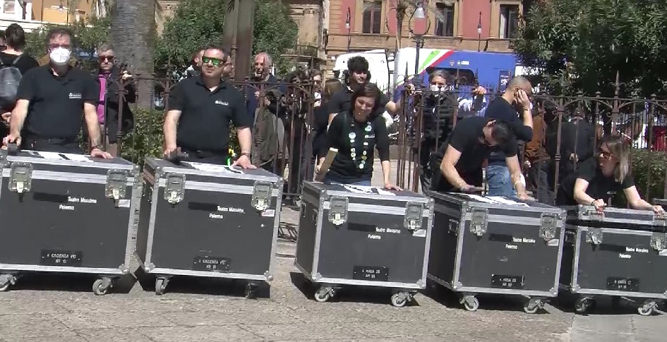 La protesta per la crisi dei teatri