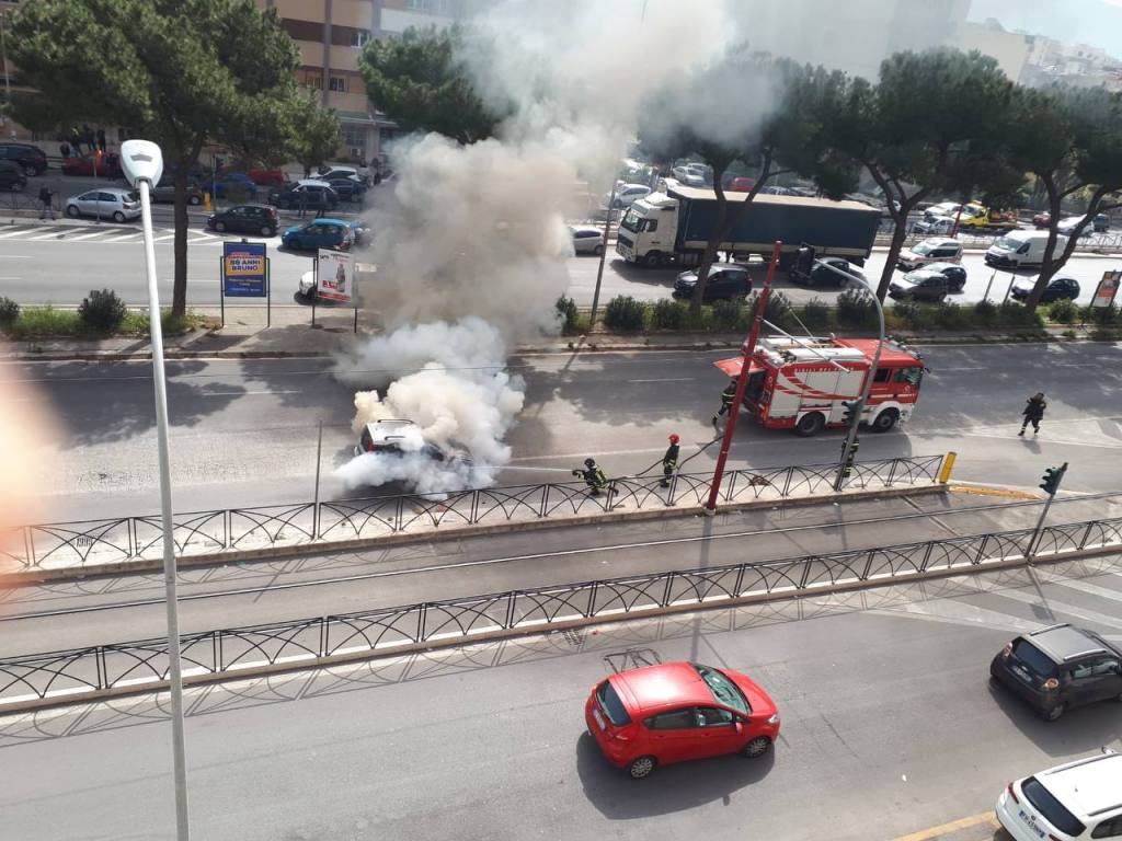 Auto in fiamme in viale Regione Siciliana
