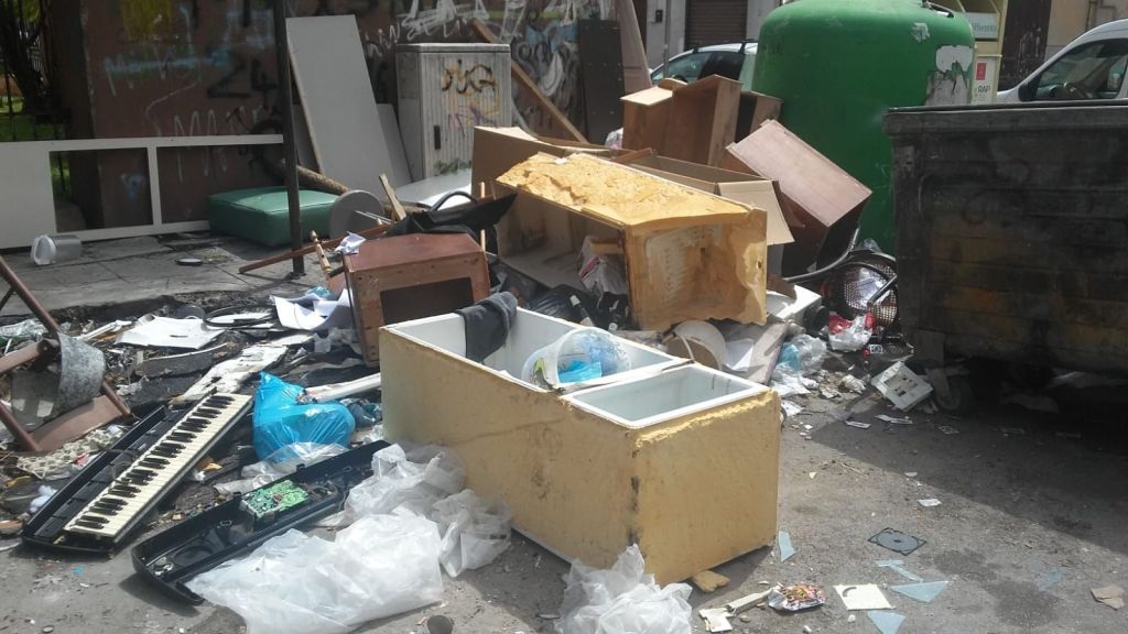 abbandono rifiuti alla scuola Perez, Palermo
