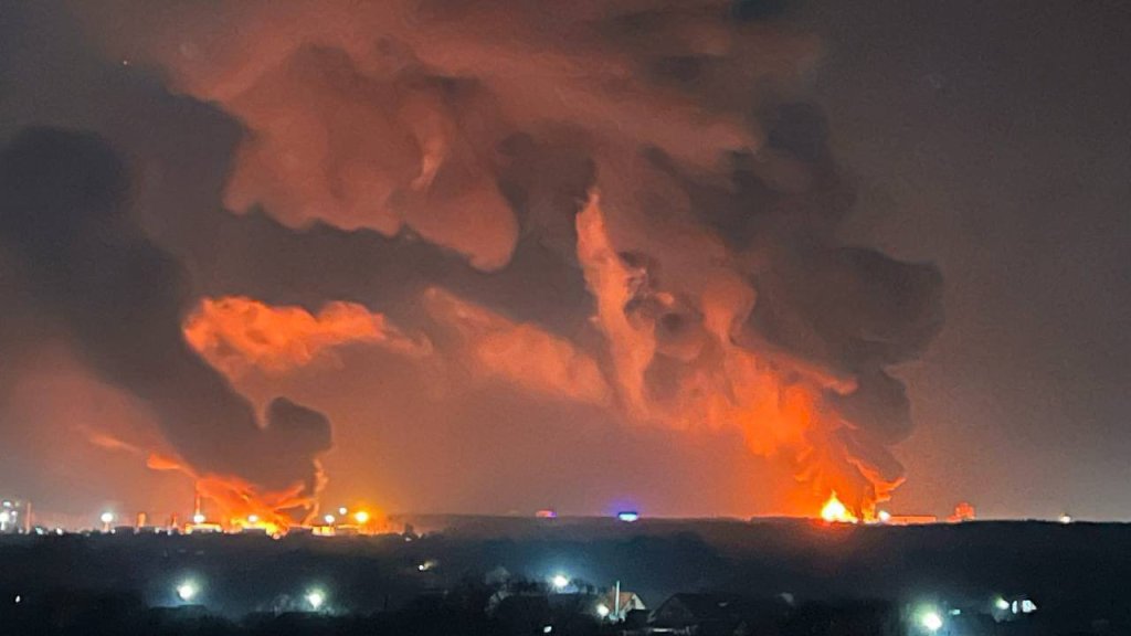 Incendio al deposito di petrolio di Bryansk, in Russia.