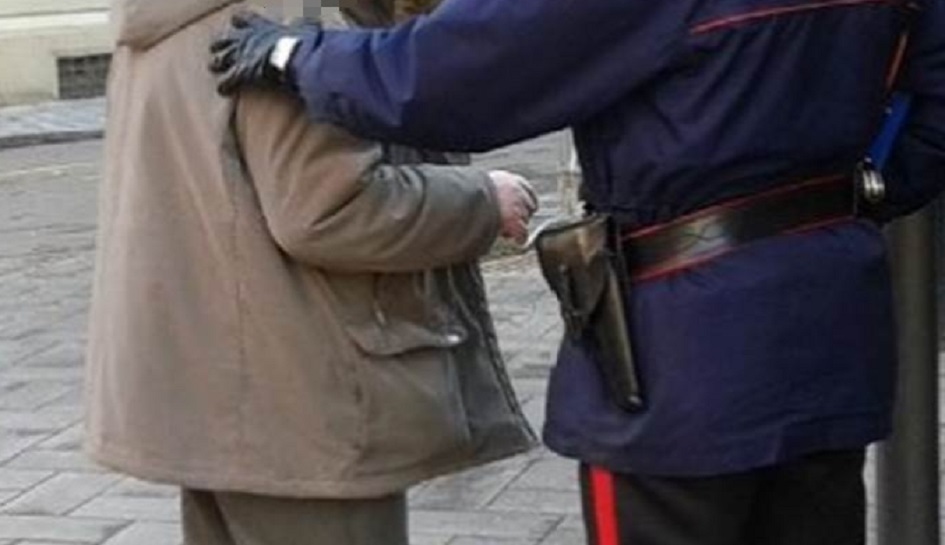 Donna denuncia truffa via telefono, 8 indagati