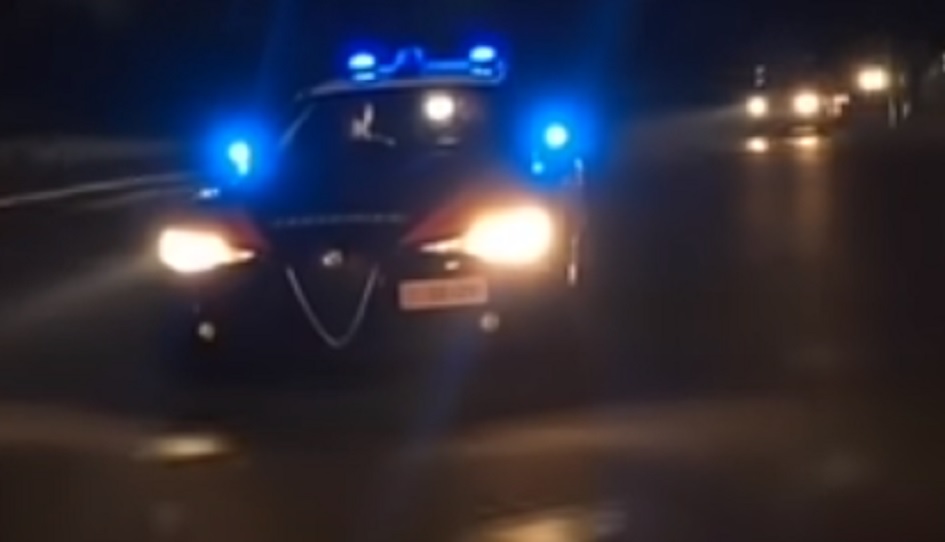 A fuoco auto dopo litigio con compagna