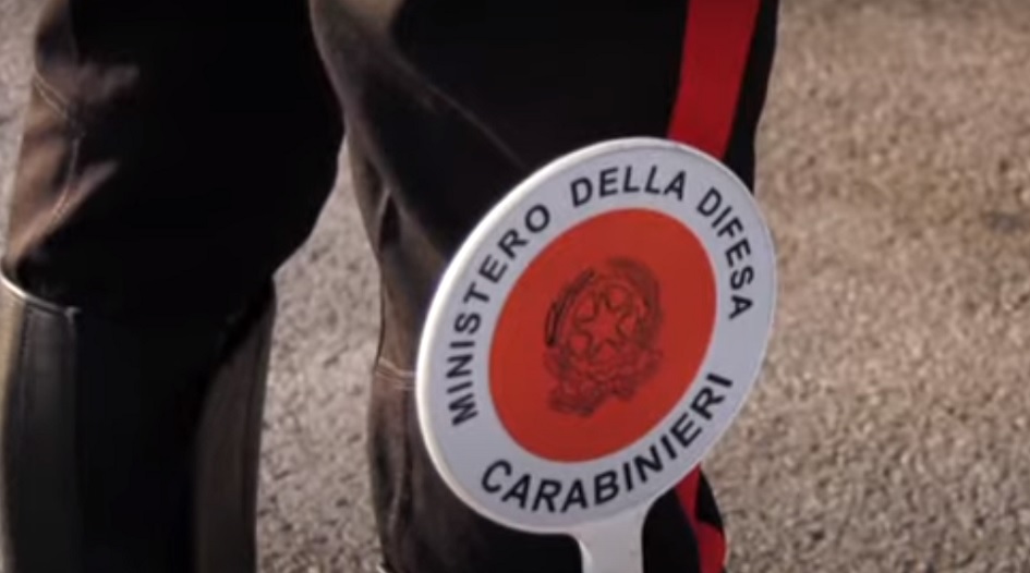 Tre rapinatori in azione in banca