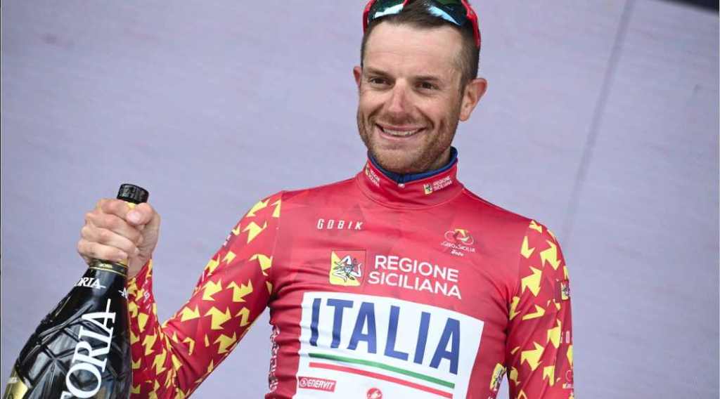 Damiano Caruso veste la maglia giallorossa del leader del Giro di Sicilia 2022