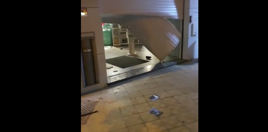 L'ingresso della farmacia di Comiso sfondata da un'auto