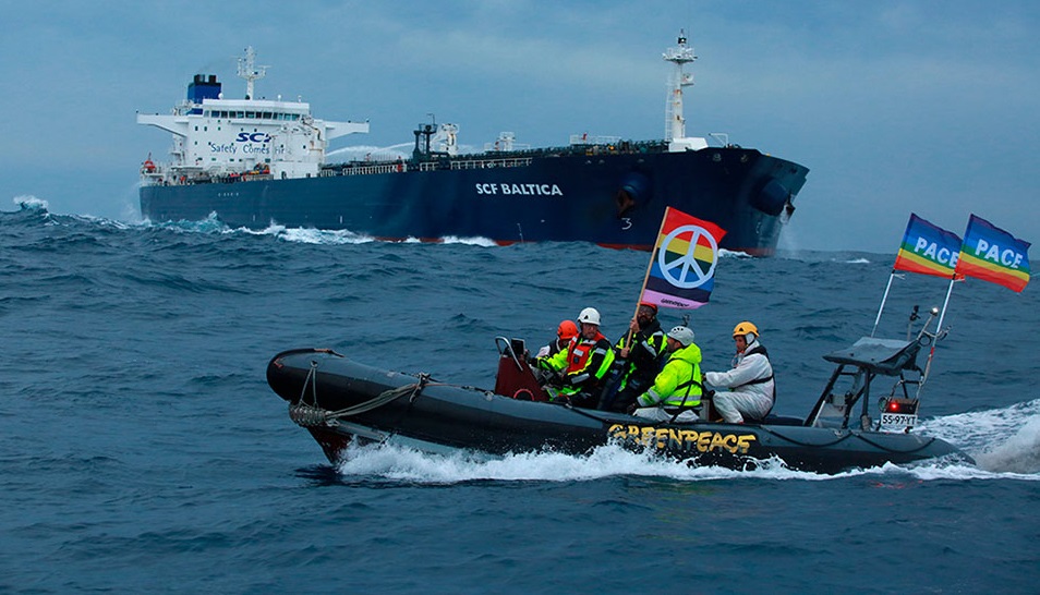 Blitz di Greenpeace nelle acque di Siracusa