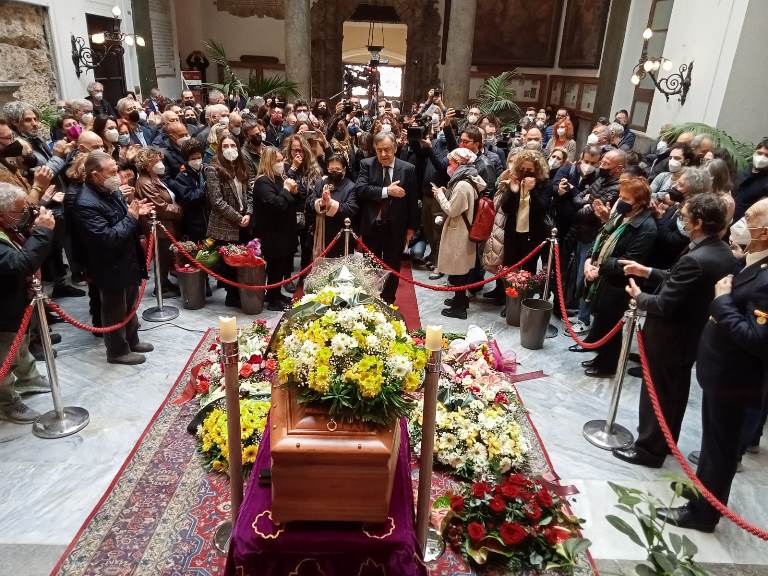 La morte di Letizia Battaglia, l'ultimo saluto a Palazzo delle Aquile