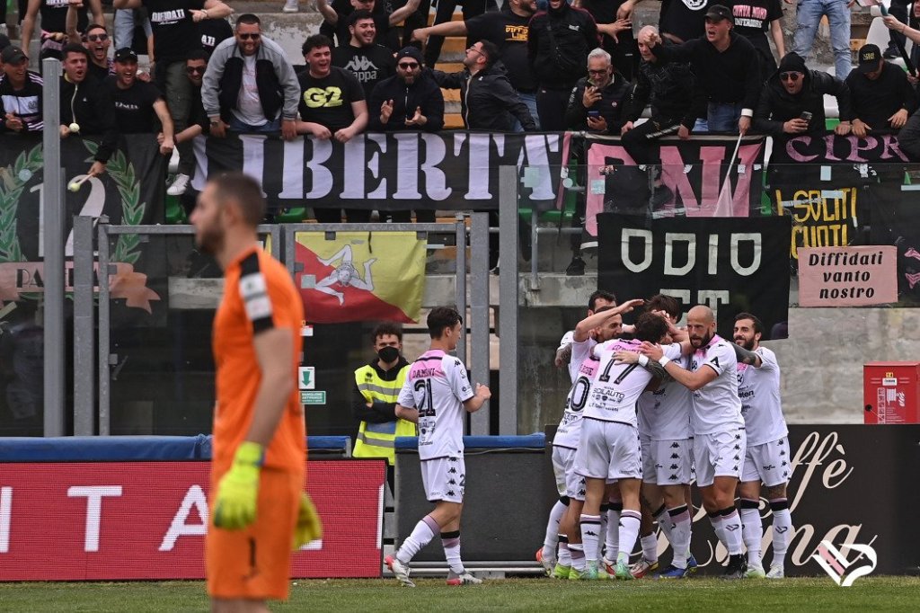 il Palermo festeggia a Monopoli