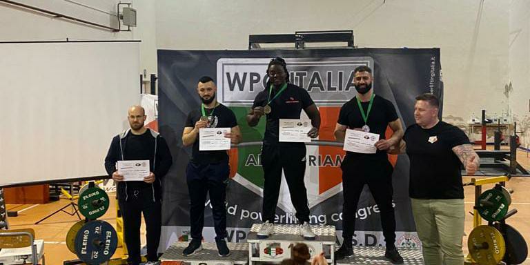 I podi (ed i record italiani) nel campionato di powerlifting degli atleti della Palestra Popolare Palermo a Terme Vigliatore