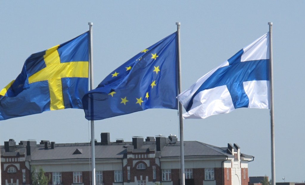 Bandiere di Svezia, Unione Europea e Finlandia.
