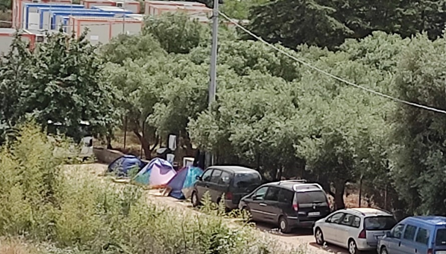 Tendopoli all'ingresso dell'ostello per migranti a Cassibile