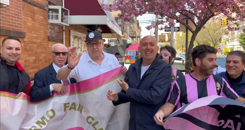Sasà Salvaggio con i tifosi del Palermo fan club di New York