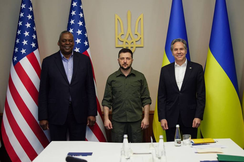 Lloyd Austin, Volodymyr Zelensky e Anthony Blinken a Kiev.