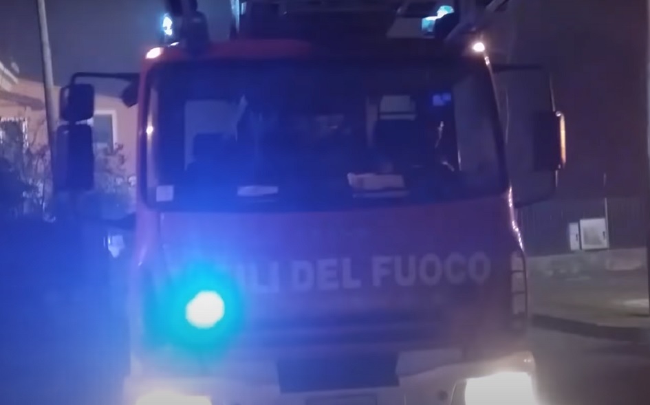 Auto cappotta e rischia di andare a fuoco