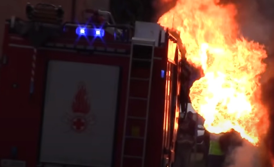 Incendio a camper e auto