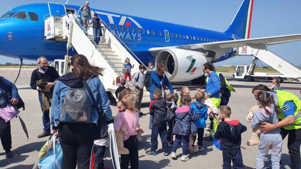 Bambini ucraini atterrano all'aeroporto di Trapani