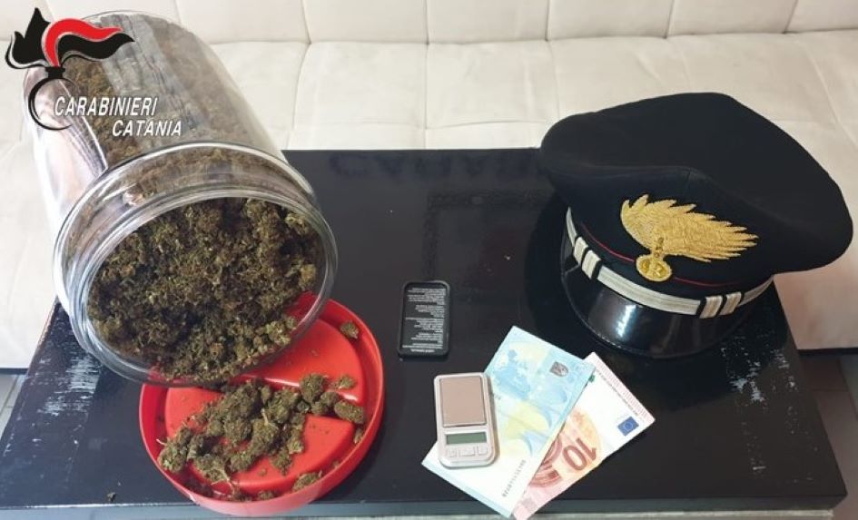 Spaccio in casa di un giovane