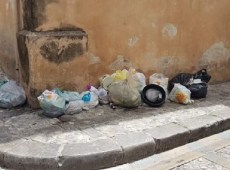 Strade piene di rifiuti vicino la chiesa, in bilico lo svolgimento della processione