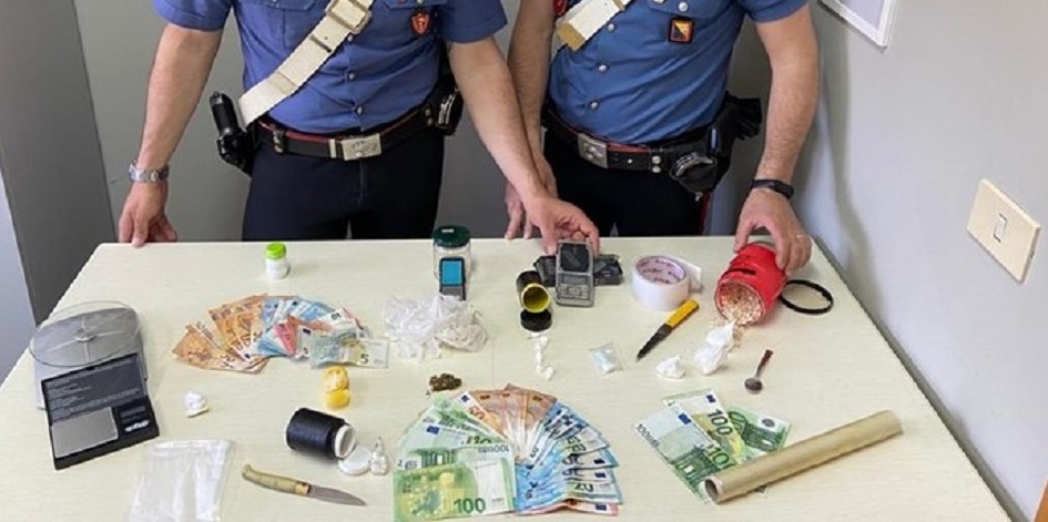 I cani antidroga incastrano due giovani con cocaina