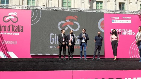 L'assessore regionale Manlio Messina premia al Giro d'Italia