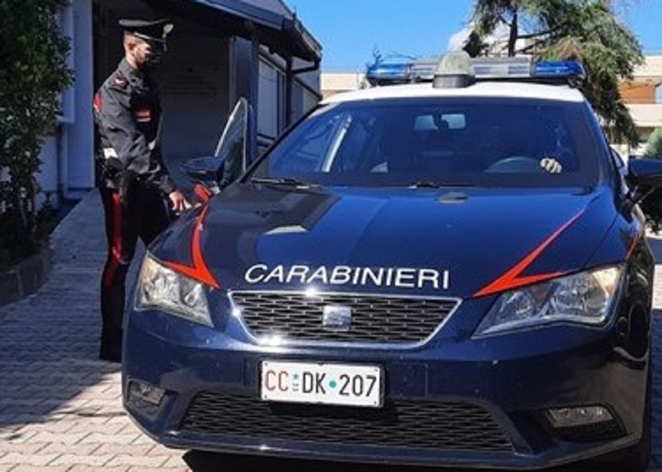 Carabinieri intervenuti per coltellata al cognato