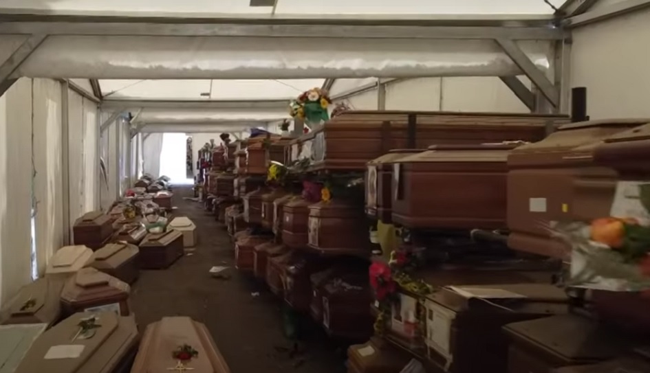 Le bare accatastate al cimitero dei Rotoli