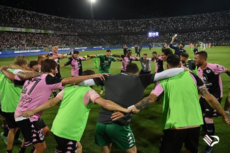 I giocatori del Palermo in girotondo dopo la vittoria sulla Feralpisalò e la conquista della finale dei play off col Padova