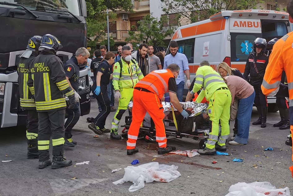Morto pedone investito da camion