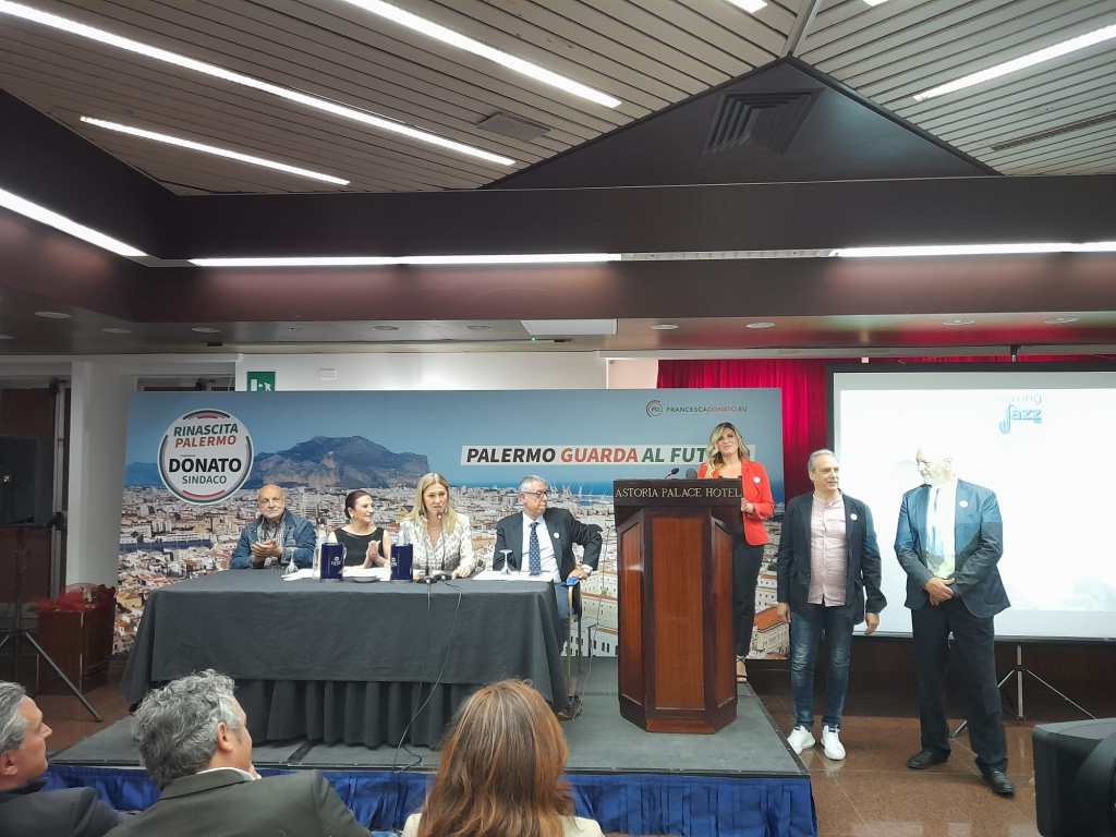 Francesca Donato presenta gli assessori all'Astoria Palace