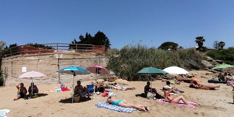 La piattaforma pericolante all'Arenella di Siracusa