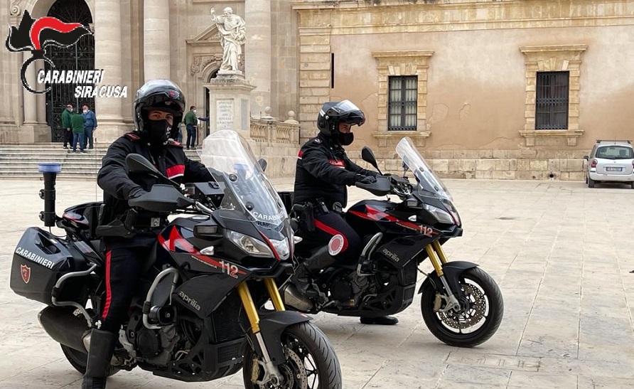 Carabinieri in moto in piazza Duomo, a Siracusa