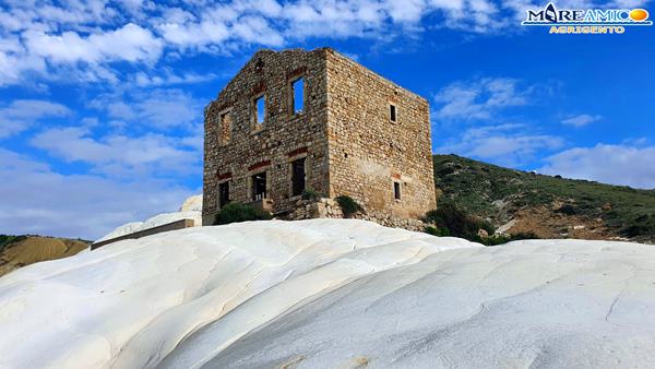 Ex caserma di Punta Bianca, appello di MareAmico per salvarla