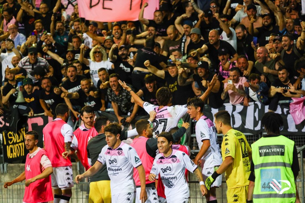 Tifosi del Palermo esultano dopo il gol di Soleri