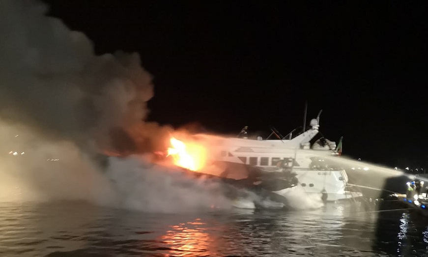 Incendio di uno yacht al Porto di Siracusa