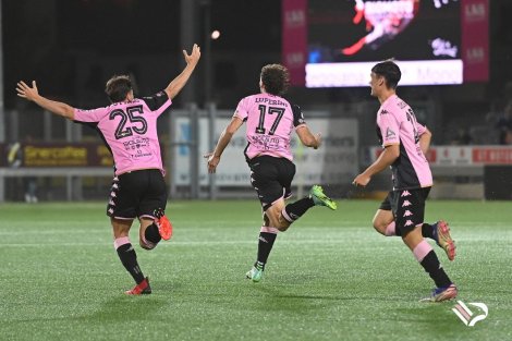 Palermo, esultanza dopo l'1-0 sulla Virtus Entella nel match di andata