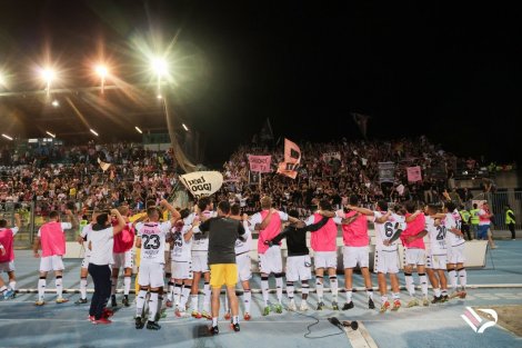 Giocatori del Palermo esultano davanti ai tifosi a Salò