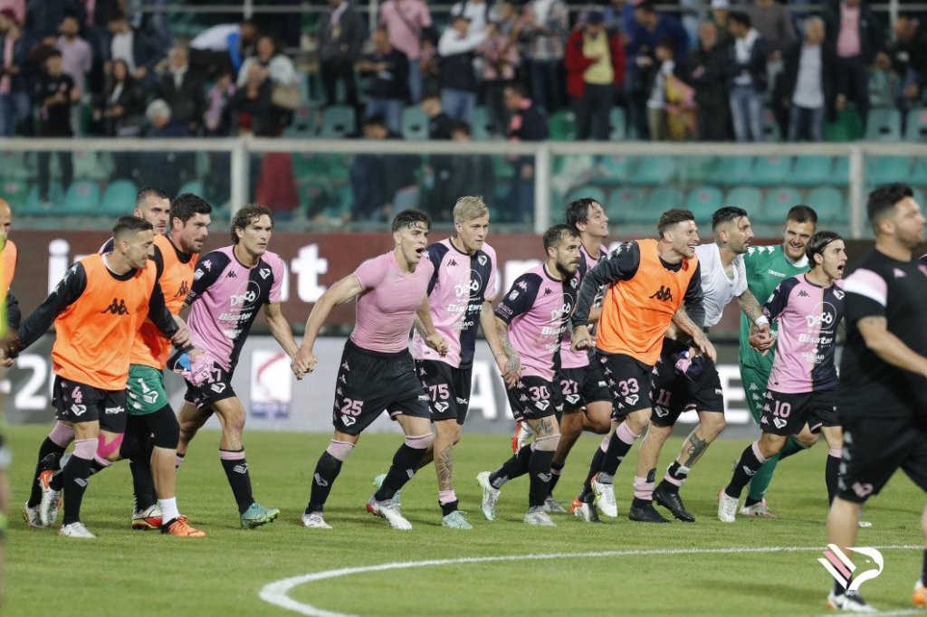 I giocatori del Palermo festeggiano il passaggio del turno