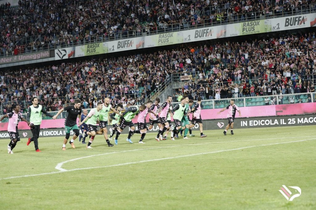 I giocatori del Palermo festeggiano la qualificazione in semifinale