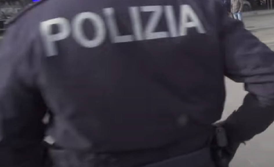 Uomo fermai a piedi in autostrada