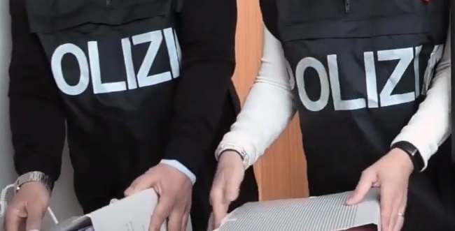 Polizia trova pistola e fucile illegalmente detenuti