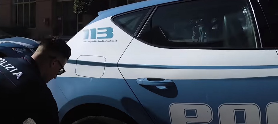 Arrestato mentre stava rubando marmitte