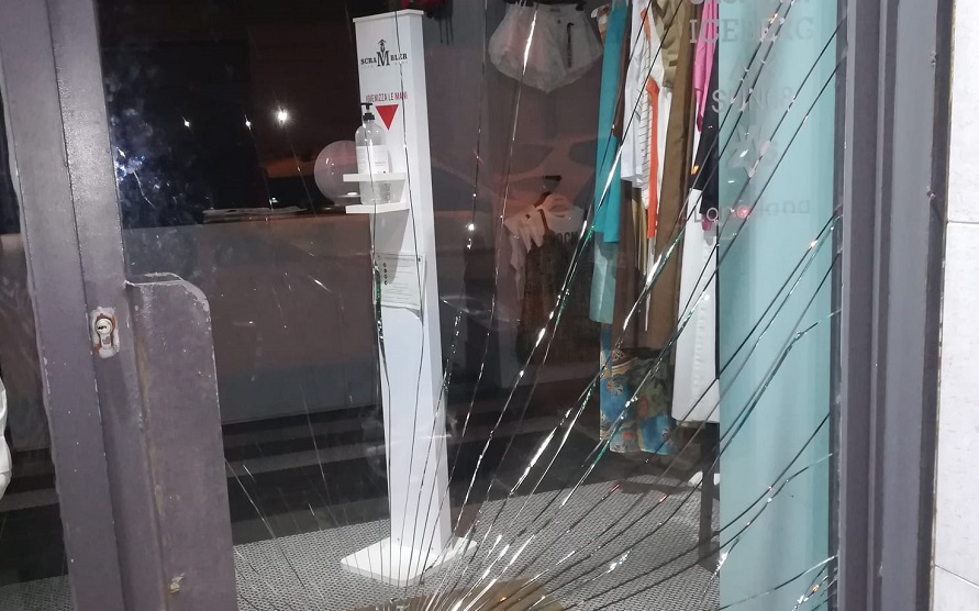 La spaccata ai danni di un negozio di abiti a Siracusa