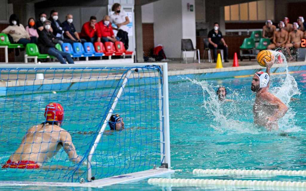 Vlahovic del Telimar trasforma rigore nel match con la Rari Nantes Salerno