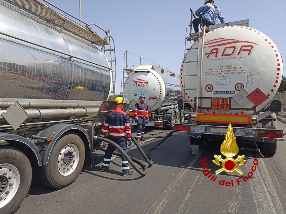 Sulla tangenziale di Catania messa in sicurezza di cisterna con sostanza infiammabile