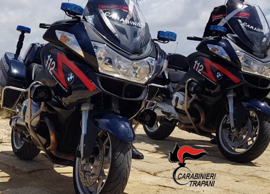 Denunciato per aver sfasciato una vetrata