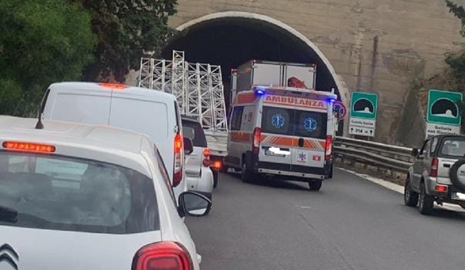 Incidente in galleria e traffico in tilt sulla A18