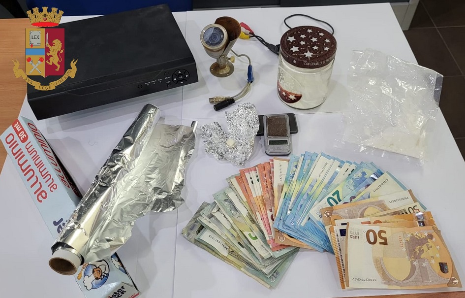 La cocaina nascosta in camera da letto