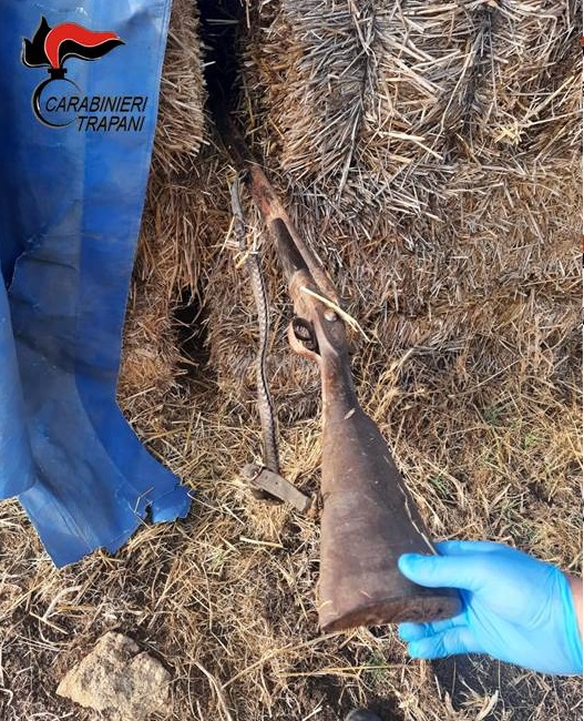 Fucile rubato trovato in una campagna abbandonata